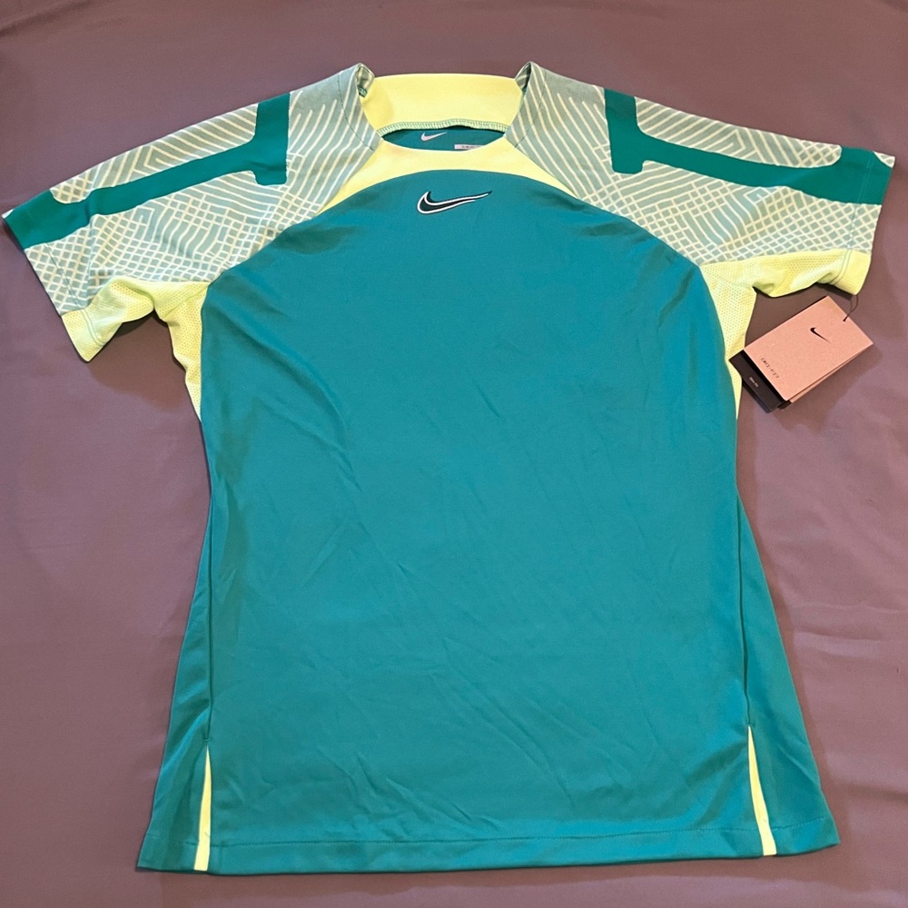 NWT women’s NIKE Dri-FIT jersey